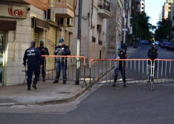 Olla popular entre rejas