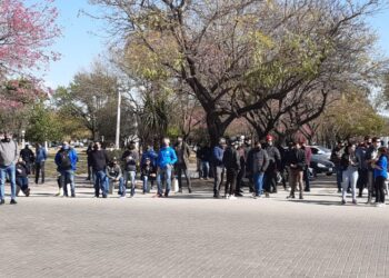 Comerciantes y cadetes piden continuar con su actividad