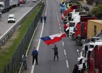 Camioneros chilenos acuerdan y levantan la huelga
