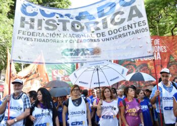 Docentes universitarios paran en todo el país