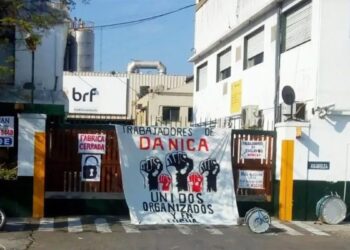 AVEX anuncia el cierre de su planta y amenaza a sus trabajadores