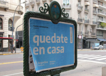 En el reino del revés, se lucha contra el virus debilitando las defensas.