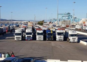 Camioneros bloquean el puerto