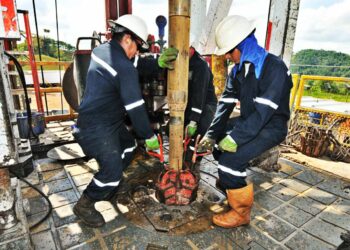 Petroleros piden aumento salarial