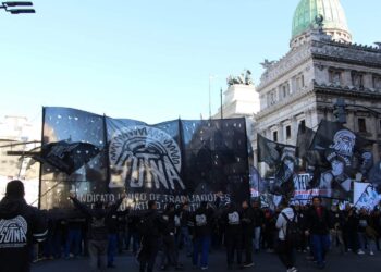 Paros por aumento salarial