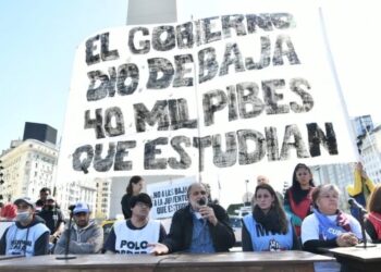 Recorte de programas de empleo y becas estudiantiles