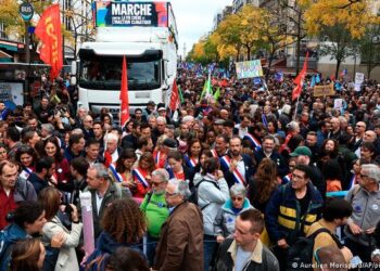 Paris movilizada por la crisis económica y social