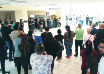 Por salario digno y más personal