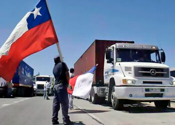 Camioneros chilenos cortaron rutas ante el aumento  de los combustibles