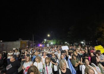 Trabajadores de salud y docentes marchan en unidad