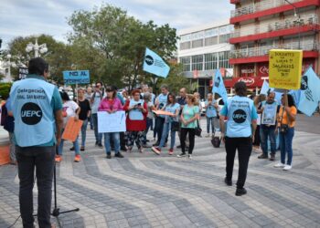 Trabajadores de salud y docentes marchan en unidad