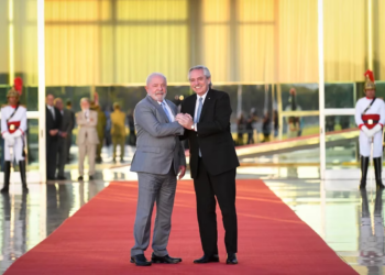 Alberto Fernández busca un salvavidas en Brasil