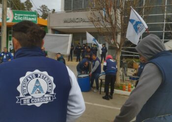 Petroleros reclamaron frente al municipio de Monte Maíz