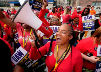 Trabajadores de automotrices en huelga