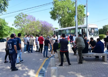 Protesta de choferes por salarios atrasados