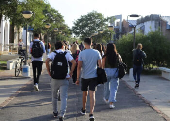 Estudiantes viven los costos del ajuste presupuestario