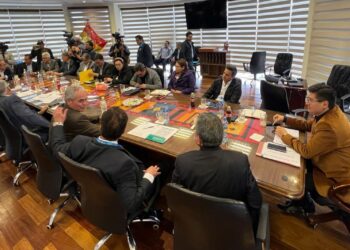 Bolivia se endeuda para capturar dólares