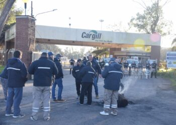 Aceiteros iniciaron un paro contra la Ley Bases