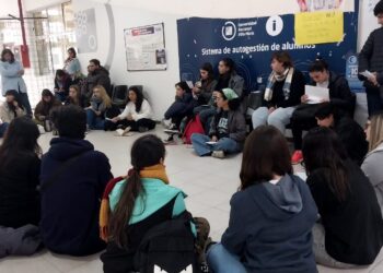 Estudiantes se reúnen ante el ajuste universitario