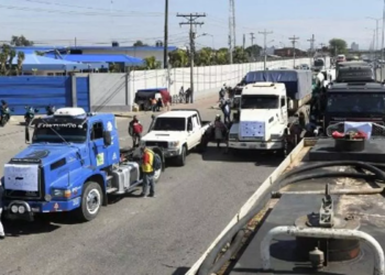 Transportistas reclaman por la escasez de combustible en Bolivia