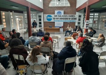 Educación superior, con sueldos inferiores