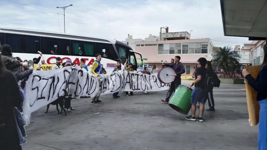 La movilización universitaria revirtió la suspensión del Boleto Educativo