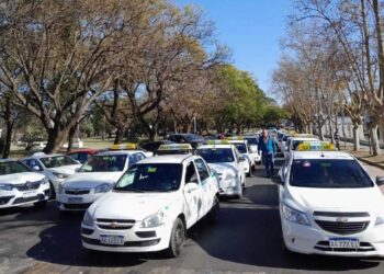 Taxistas continúan con reclamos ante el desembarco de Uber