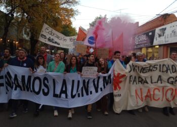 Universitarios van al paro