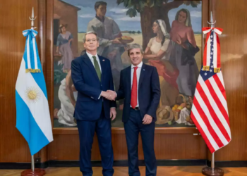 El águila vigila de cerca