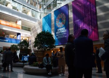 Al que ajusta, los organismos financieros lo ayudan