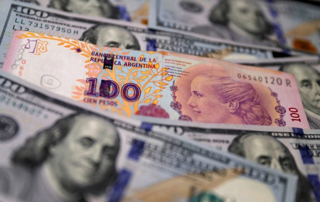 Ante la fragilidad de las reservas, más deuda