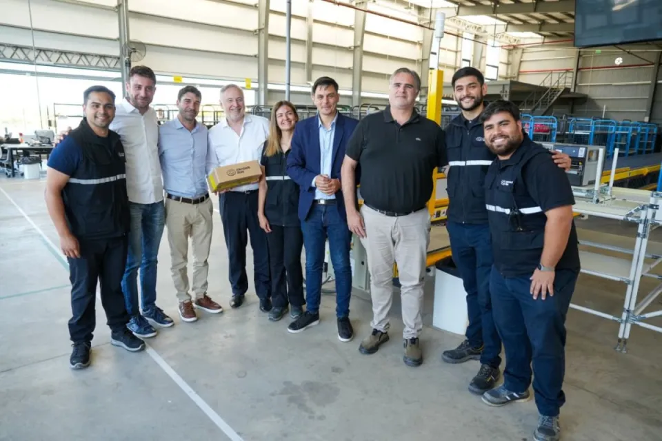 El intendente junto a funcionarios en las instalaciones de distribución de Villa María. 